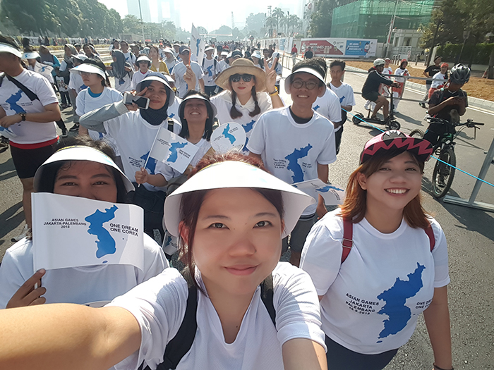  
Korea.net Honorary Reporter Theresia Kurniawan (front, center) marches in the 'One Dream, One KCorea' parade with her friends to support peace on the Korean Peninsula. 

